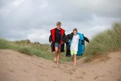 Dryrobe Advance Kids Long Sleeve BLACK BLUE - RECYCLED 9 Dryrobe Advance Kids Long Sleeve BLACK BLUE - RECYCLED -Roadventure Gear KIDS BEACH DRYROBE 050 2024x2024 e0a6ab22 aa1e 41da ae76 3de2d6fc0fc8