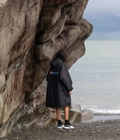 Dryrobe Advance Kids Long Sleeve BLACK BLUE - RECYCLED 11 Dryrobe Advance Kids Long Sleeve BLACK BLUE - RECYCLED -Roadventure Gear LS Black Blue Kids 3 2024x2024 067c431d 9d12 4d4d a5e1 8c08bd7cd980